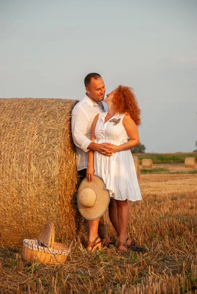 Romantický Datum na čerstvě nařezaných pole poblíž kupce sena — Stock fotografie