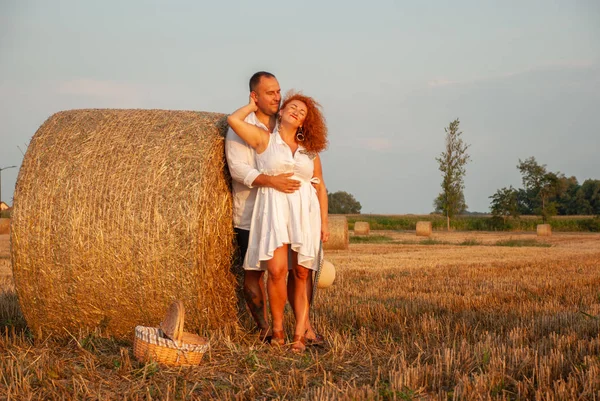 Romantický Datum na čerstvě nařezaných pole poblíž kupce sena — Stock fotografie