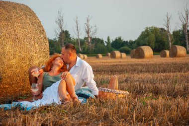 Romantik bir haystack taze kesilmiş bir tarlada tarihte