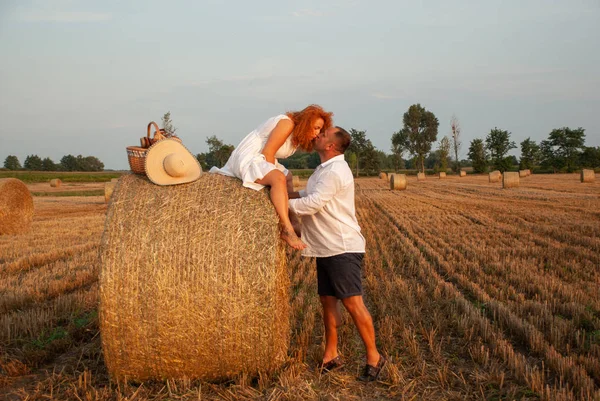 Romantický Datum na čerstvě nařezaných pole poblíž kupce sena — Stock fotografie