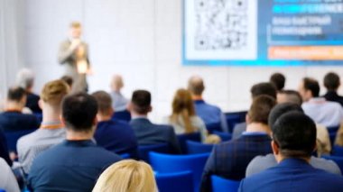 Öğretim görevlisi Konferansı'nda seyirci dinler
