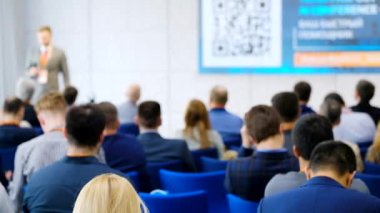 Öğretim görevlisi Konferansı'nda seyirci dinler