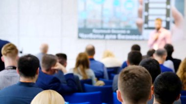 Öğretim görevlisi Konferansı'nda seyirci dinler