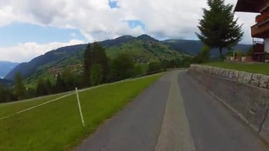 İsviçre kırsal bir yolda sürüş