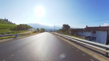 Pov hızlı hızlı Geneva Gölü yakınındaki İsviçre adlı bir yolda sürüş