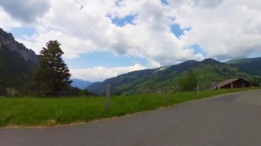 İsviçre kırsal bir yolda sürüş