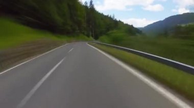 İsviçre kırsal bir yolda sürüş