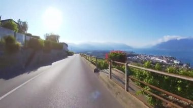 İsviçre kırsal bir yolda sürüş