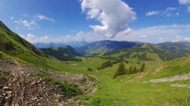 Orta yaş erkek İsviçre dağlarında hiking