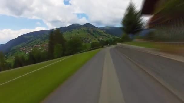 Autofahren auf einer Strasse in der Schweiz — Stockvideo