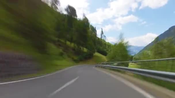 Autofahren auf einer Strasse in der Schweiz — Stockvideo