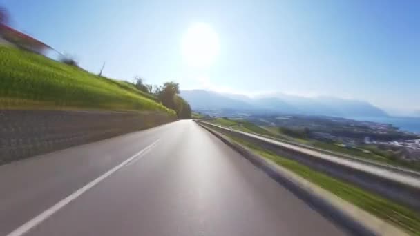 Rijden op een weg bij Zwitserland platteland — Stockvideo