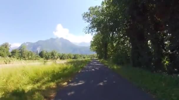 Ciclismo en una carretera en Suiza campo — Vídeo de stock