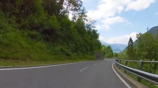 Autofahren auf einer Strasse in der Schweiz — Stockvideo