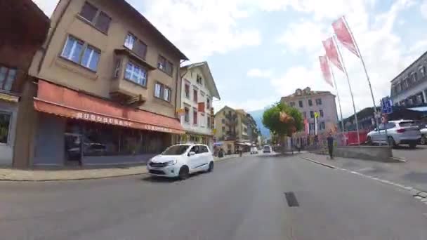 Hoge snelheid, rijden op een weg in Interlaken — Stockvideo