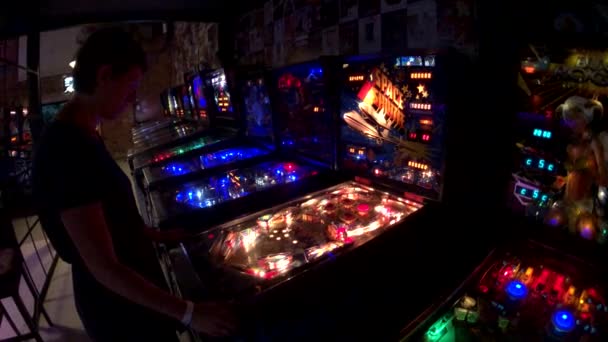 Kadın oyun pinball oyun makinesi — Stok video