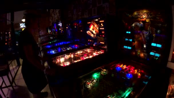 Kobieta gra pinball gry maszyny — Wideo stockowe