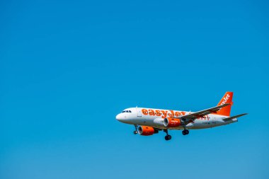 Easyjet havayolu şirketi uçak inişe hazırlanıyor