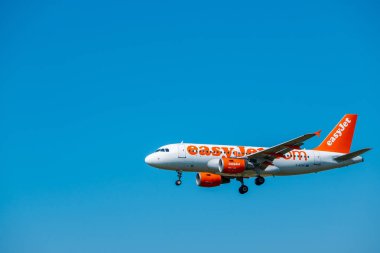 Easyjet havayolu şirketi uçak inişe hazırlanıyor