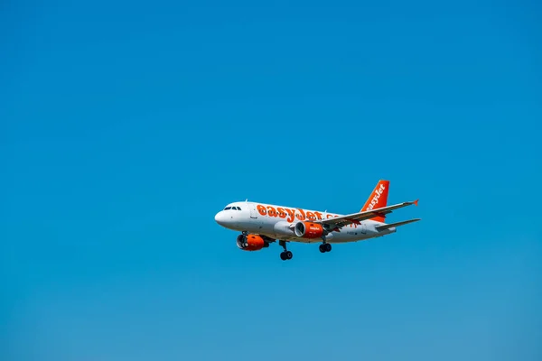 Flugzeug der Fluggesellschaft easyjet bereitet sich auf die Landung vor — Stockfoto