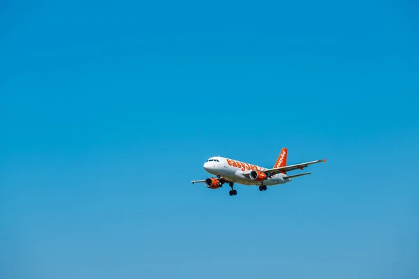 Flugzeug der Fluggesellschaft easyjet bereitet sich auf die Landung vor — Stockfoto