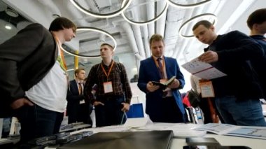 Tıbbi konferans ziyaretçi konferans salonunda sohbet