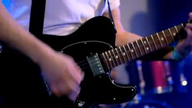 Elektro gitar çalmak canlı konser gitarist
