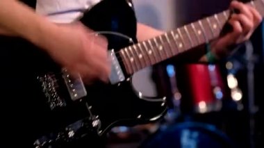 Elektro gitar çalmak canlı konser gitarist