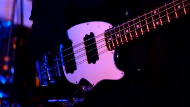 Гитарист, играющий на бас-гитаре на концерте — стоковое видео