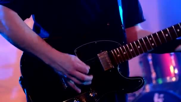 Гитарист, играющий на электрогитаре на концерте — стоковое видео