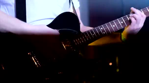 Гитарист, играющий на электрогитаре на концерте — стоковое видео