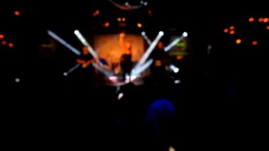 Müzik grubu gece kulübünde canlı performans sergiliyor