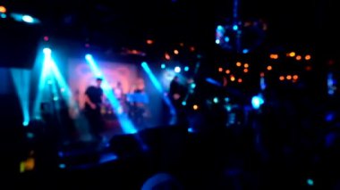 Müzik grubu gece kulübünde canlı performans sergiliyor