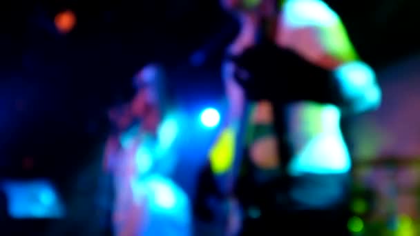 Музичний гурт виступає в прямому ефірі в нічному клубі — стокове відео