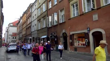 Turist ziyaret eski şehir sokak yaz gündüz