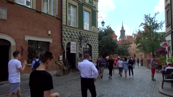 Los turistas visitan la antigua calle de la ciudad en el día de verano — Vídeo de stock