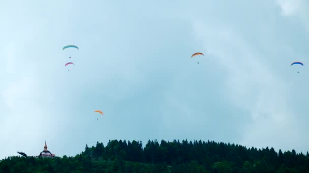 Tandem paragliders vliegen in de lucht — Stockvideo
