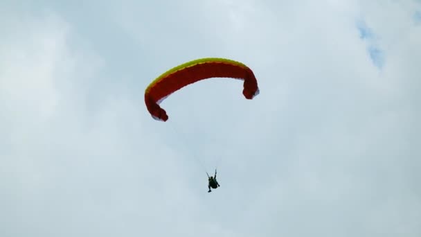 Paralotnie tandem latające na niebie — Wideo stockowe