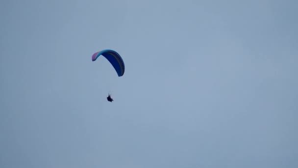 Tandem paragliders vliegen in de lucht — Stockvideo