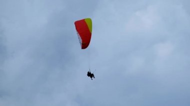 Gökyüzünde uçan tandem paraşütler