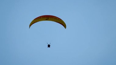 Gökyüzünde uçan tandem paraşütler