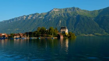 Yaz İsviçre manzara. Brienz Gölü yakınındaki Isetwald