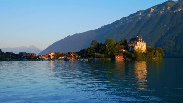Sommaren Schweiz landskap. Brienz sjö nära Isetwald — Stockvideo