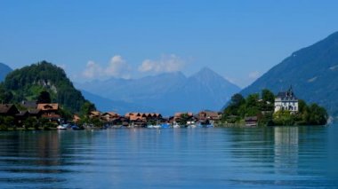 Yaz İsviçre manzara. Brienz Gölü yakınındaki Isetwald