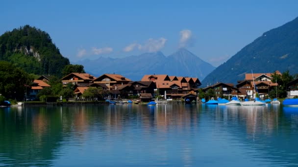 Sommaren Schweiz landskap. Brienz sjö nära Isetwald — Stockvideo