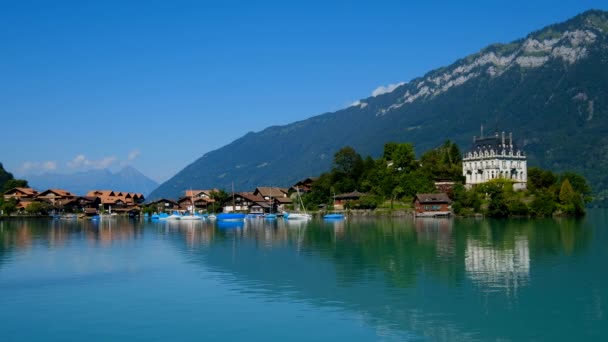 Letní Švýcarsko krajina. Brienzské jezero nedaleko Isetwald — Stock video