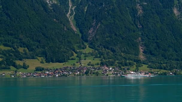 Letní Švýcarsko krajina. Brienzské jezero nedaleko Isetwald — Stock video