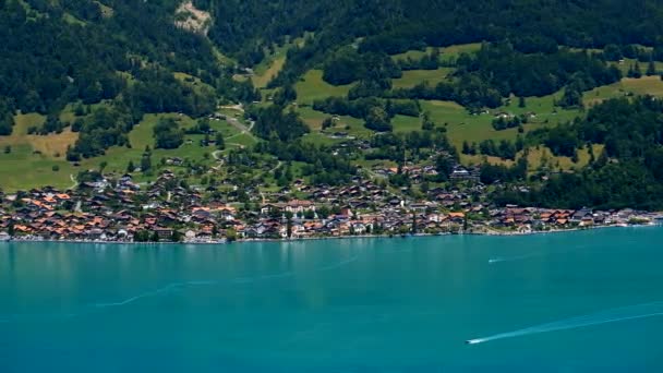 Estate Svizzera paesaggio. Lago di Brienz vicino Isetwald — Video Stock