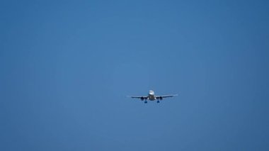 Mavi gökyüzüne uçan uçak