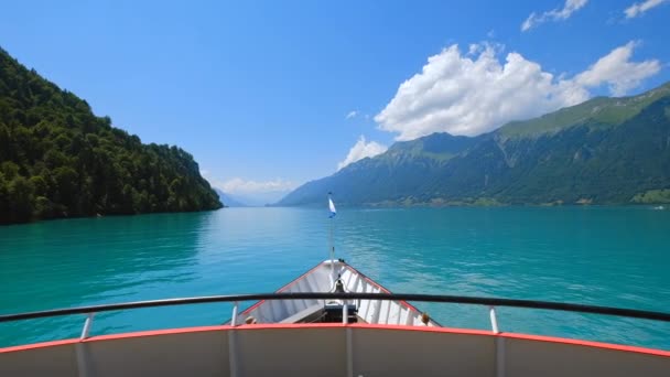 Pływanie łódką po jeziorze Brienz na lato — Wideo stockowe
